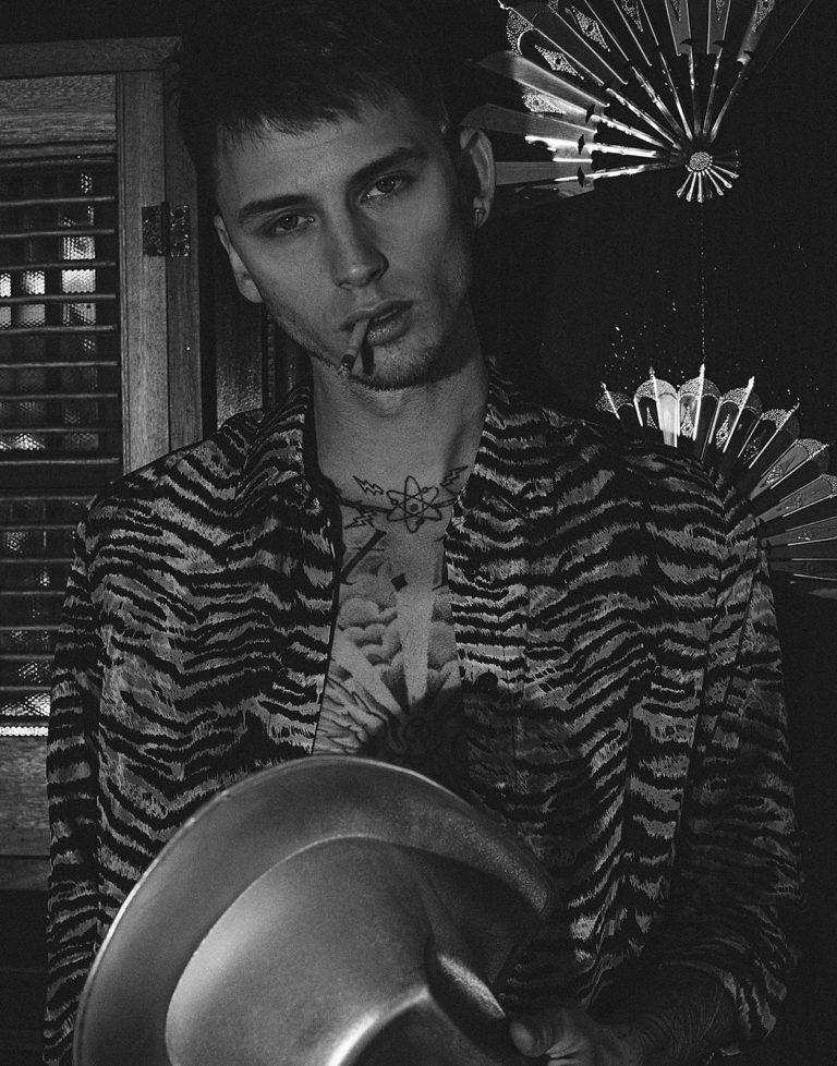 machinegunkelly's tweet photo. 🚬🖤 @TheGaloreMag https://t.co/MwPnyrPyVY