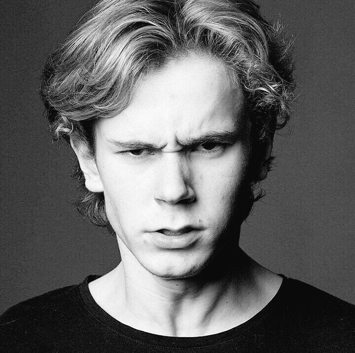 zerotostyles's tweet photo. happy birthday my smol bean ... ily with all of my heart ❤️❤️❤️ #happybirthdaytarjei https://t.co/LGGd7nfbWB