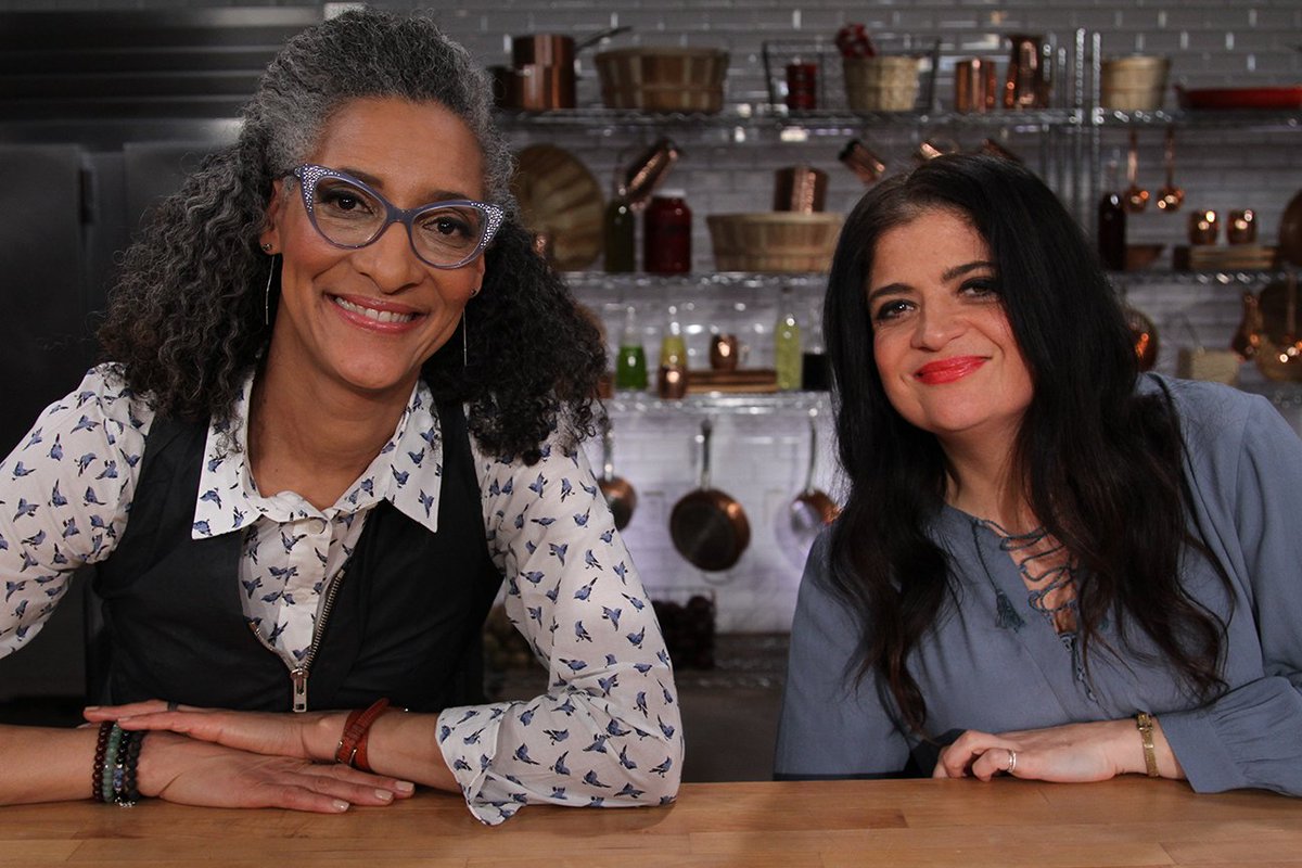 carlahall's tweet image. 10 minutes until “Grill Warfare”...Round 2 gets wild when contestants must include buffalo in their dishes. #Cooksvscons @FoodNetwork