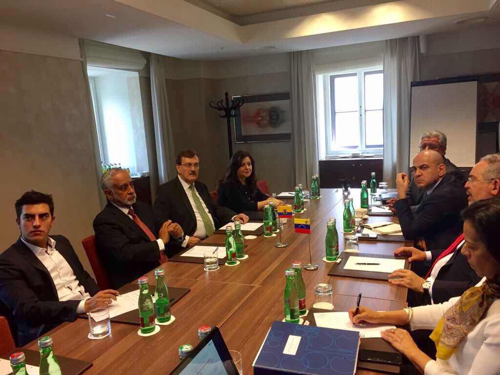 Ministro Carlos Pérez durante su encuentro con la delegación venezolana, previo a la CLXXII Reunión de #OPEP que se desarrollará mañana.