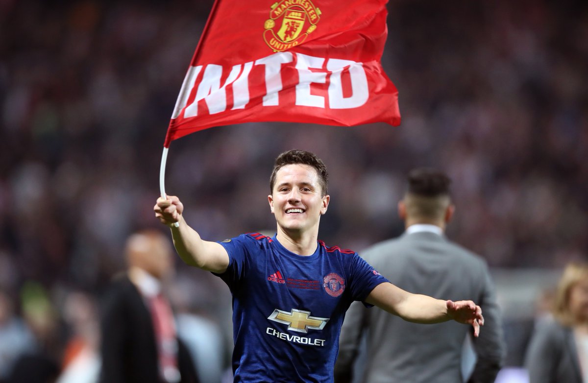 StretfordPaddck's tweet photo. This man's conduct and attitude over the course of the season has been brilliant. He gets it! #mufc #anderherrera https://t.co/IvXiM9rVEo