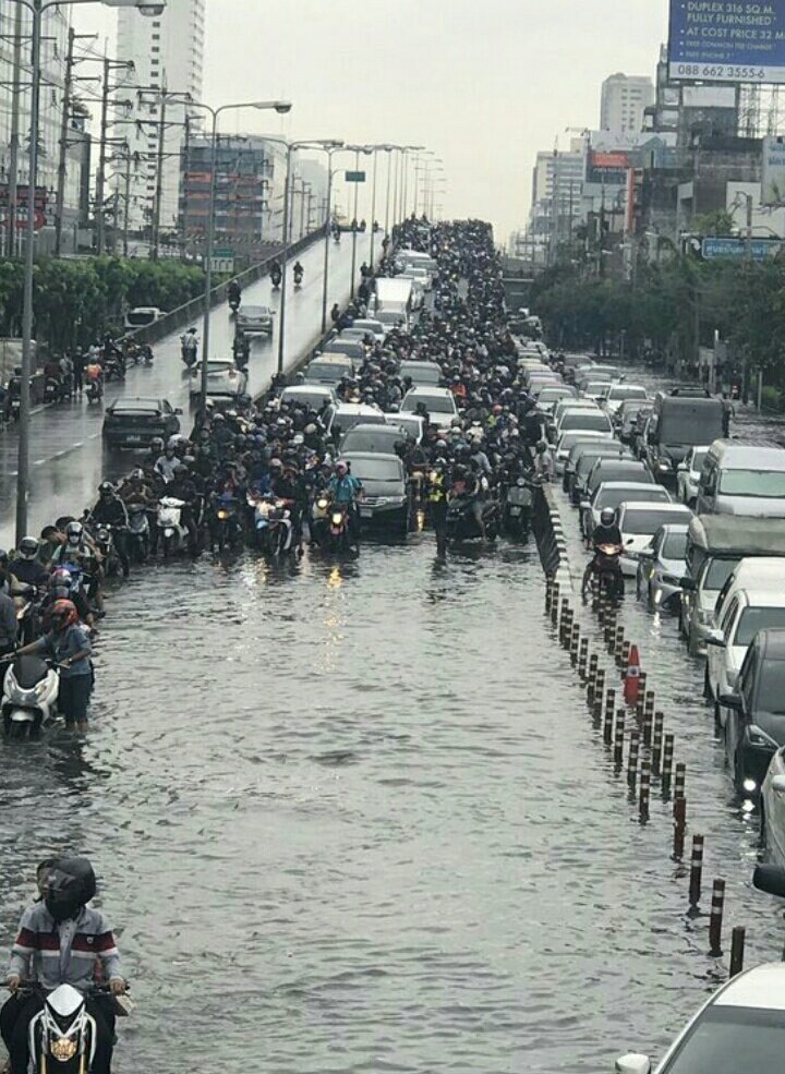iiDudes's tweet photo. ภาพนี้แม่งพีคจริงๆ นี่คือชีวิตดีๆของคนกรุงเทพ เราหมดเงินค่าก่อสร้างอุโมงค์ยักษ์ระบายน้ำไปเท่าไหร่แล้วคะ https://t.co/v62v6F7gcn