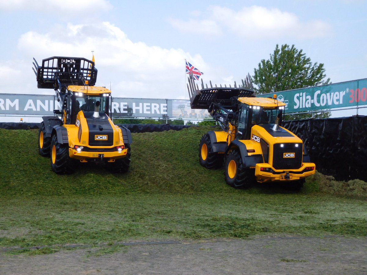 JCBagriculture's tweet photo. To the clamp! Day 2 at #GrasslandandMuck @grasslandmuck. Come see the S wheel loaders in action! https://t.co/T7juciNYyC