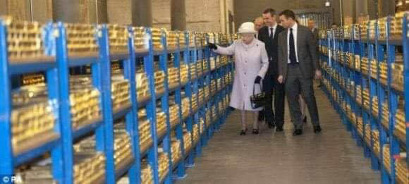 ملكة بريطانيا 
تتفقد مخزن الذهب في البنك المركزي وتتجول بين السبائك التي قيمتها197مليار استرليني 
وأنا أول ماشفت الصوره حسبتها تشتري صامولي