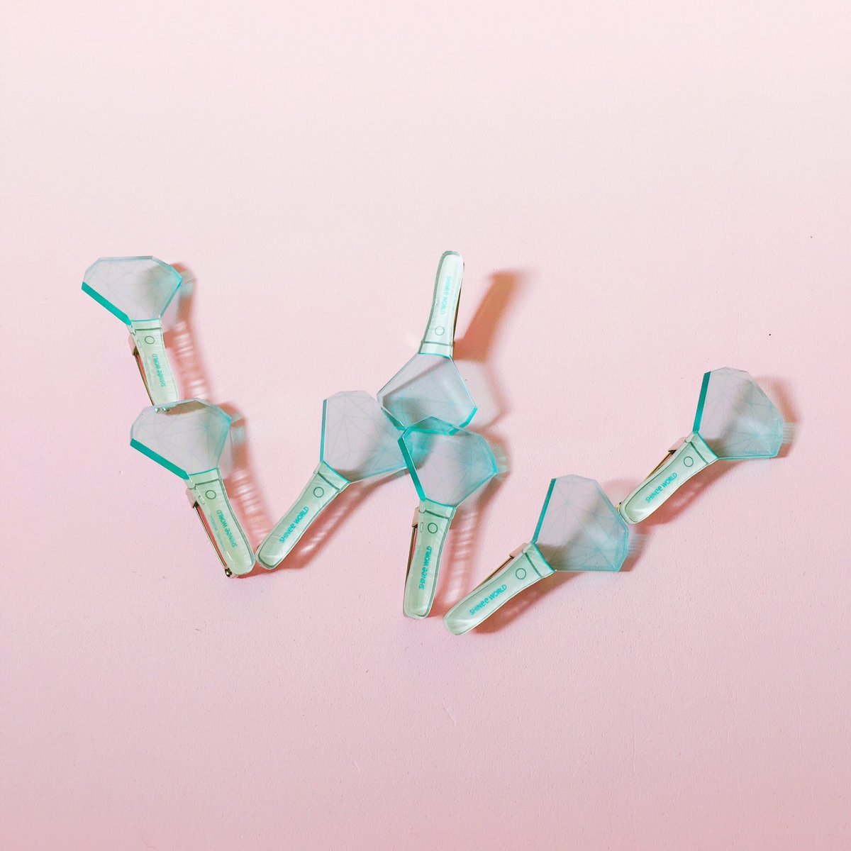 💎샤이니 9주년 축하해💎
이 글을 알티해주신 5분께 아크릴 뱃지를 보내드립니다!❣️ 샘플로 나온 아이들이라 최종샘플과는 차이가 있을 거예요☺️

#샤이니는사랑이라9
#9YearsWithSHINee 
#샤이니_9년동안_빛나줘서_고마워