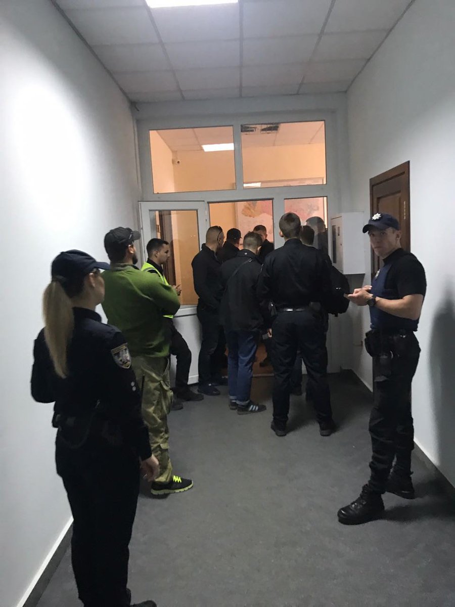 Невідомі особи захопили кабінет голови Держгеонадр України. Працівники Служби у паніці, наразі їх не допускають до робочих місць.
#geogov