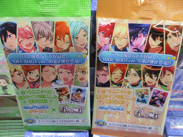 アニメイト池袋本店 プレミアム電子商品券2 12 先着販売 商品情報 あんさんぶるスターズ ぱしゃこれoff Shot Ver 2 Idol Shot Ver 2 ５階にて好評販売中 アイドルの姿もオフの姿もどっちも素敵 箔押し風の複製サインが入ってます どれが出る