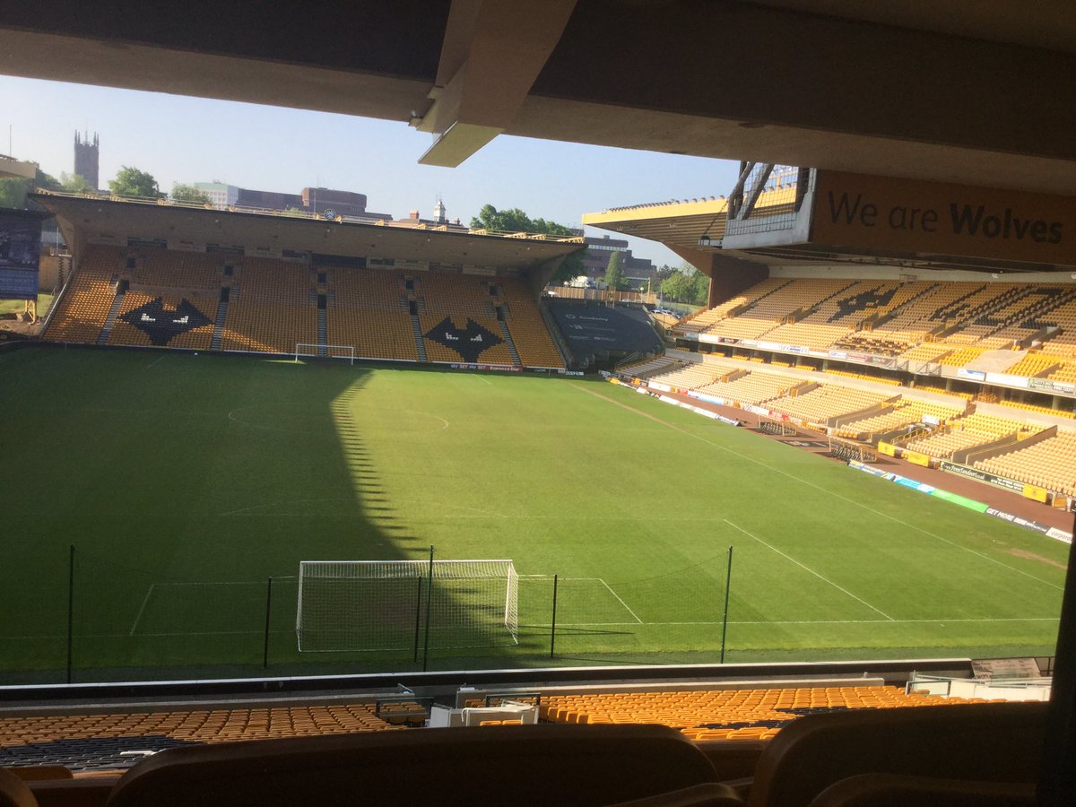 SashaSaville_VA's tweet photo. Lovely sunrise at Molineux this morning @finditinbc housing special #fiibc #BouyguesInTheBlackCountry https://t.co/An3gwJRnzS