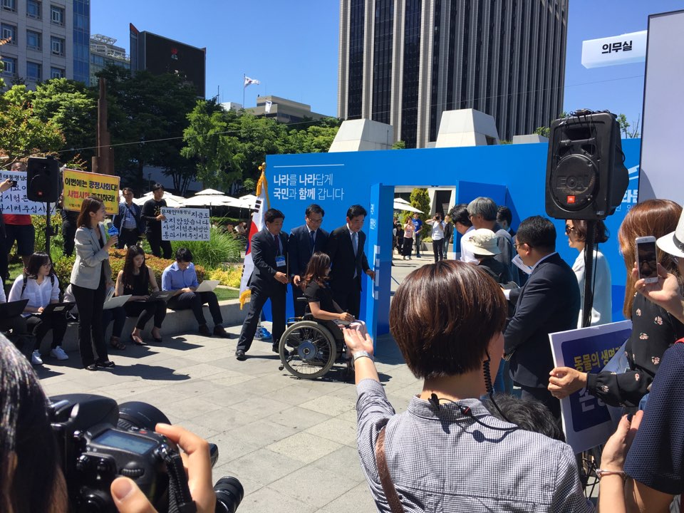 국민인수위원회 #광화문1번가 #개소식 현장!

100일간 진행되는 '광화문 1번가'에서는
대통령이 국민들의 의견을 듣기위한 소통창구인데요~ 

광화문 현장 뿐만아니라 온라인에도 의견을 남길수 있어요!
바로가기 gwanghwamoon1st.go.kr