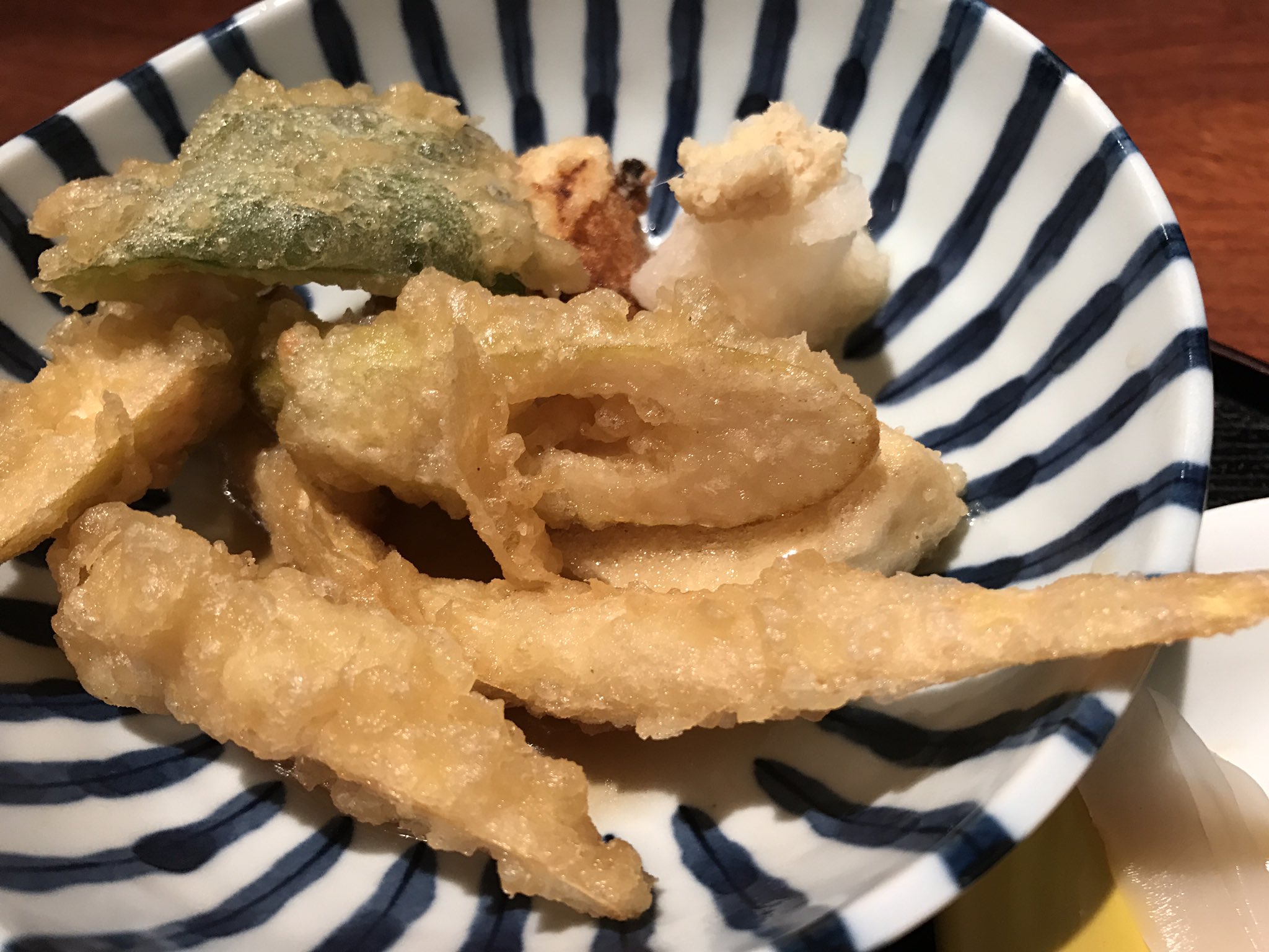 須田泰成 経堂さばのゆ 高知の筍 破竹 はちく の勢いの 破竹と豆腐の揚げ出し定食 経堂こども文化食堂に毎回 唐揚げ 時には海老フライを 無料提供の 経堂農大通り らかん茶屋さんにて 食べていると 高知の中村から魚が届いた このイサキは