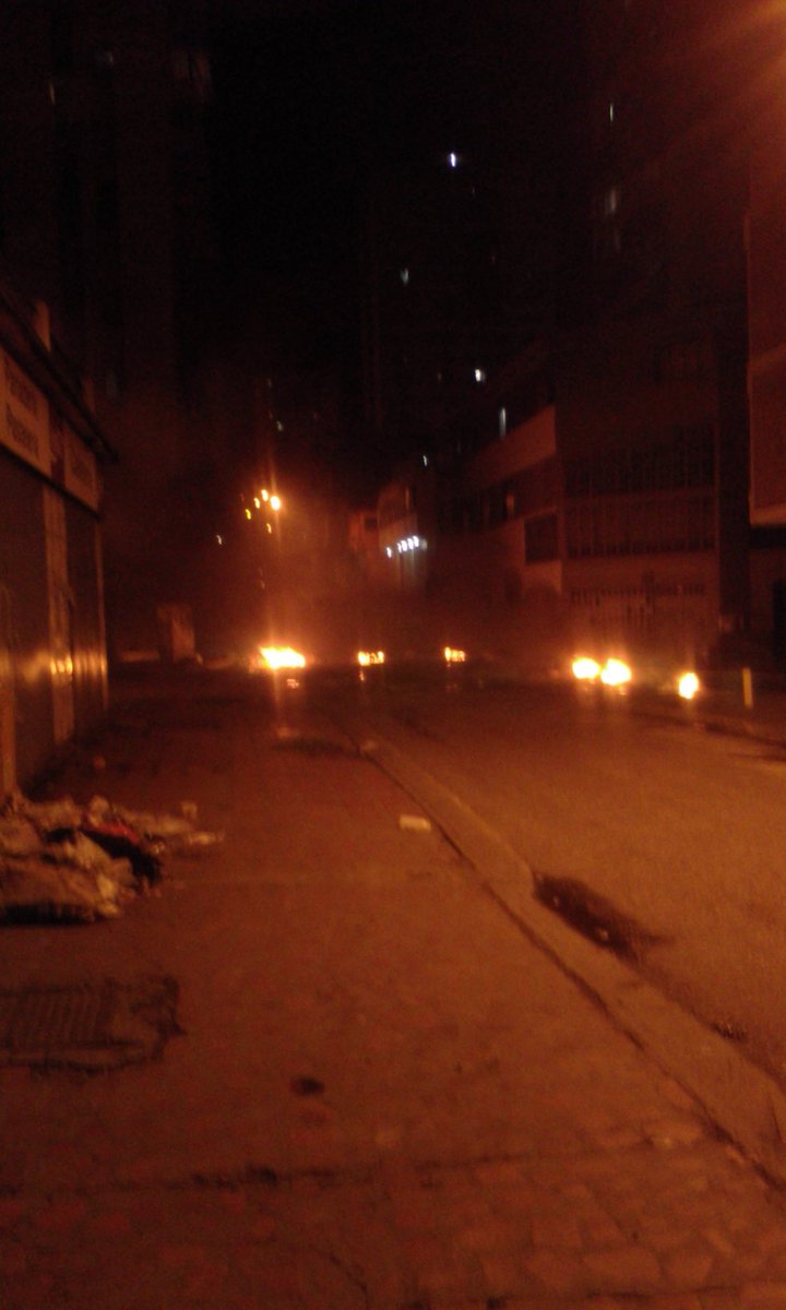 Con_Fe350's tweet photo. #2May ATENCIÓN cada vez más cerca #Miraflores NO QUEREMOS ELECCIONES La Candelaria Norte en RESISTENCIA #Caracas @AlbertoRT51 @jesusmedinae https://t.co/BA6YrbPpCy