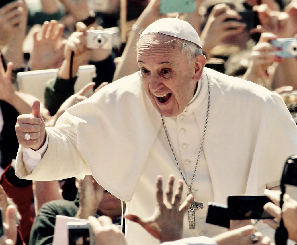 Kata811's tweet photo. Pope Francis fat-shamed the fat-shamer and I love him more than ever! 🙌🏻🙏🏻👊🏻💙 #PopeAPalooza #thatsmyPope #potizza https://t.co/Fb1rw2J40M