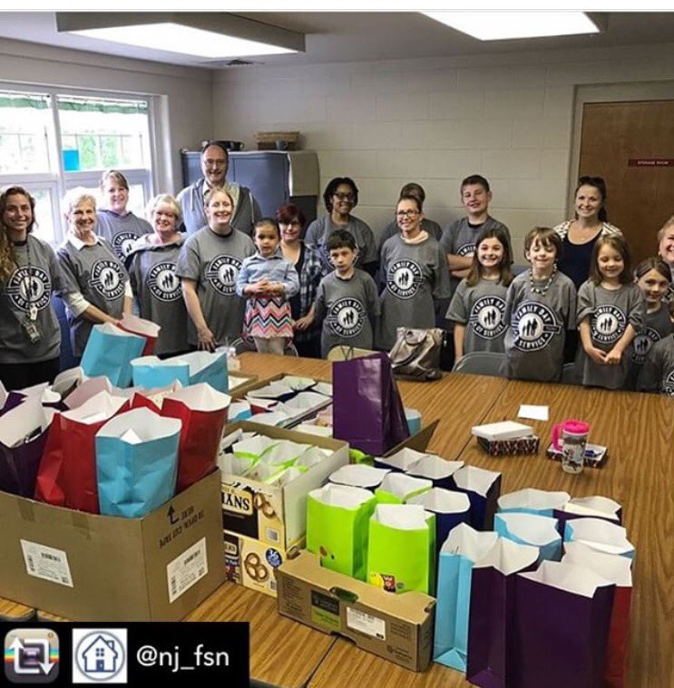 GreatPurposePro's tweet photo. We 💚 this #GreaterpurposeProject !families making #chemo treat bags 4 #cancerwarriors . What's your fav way to #giveback ? #bethechange #gpp https://t.co/yrFHpETKI4