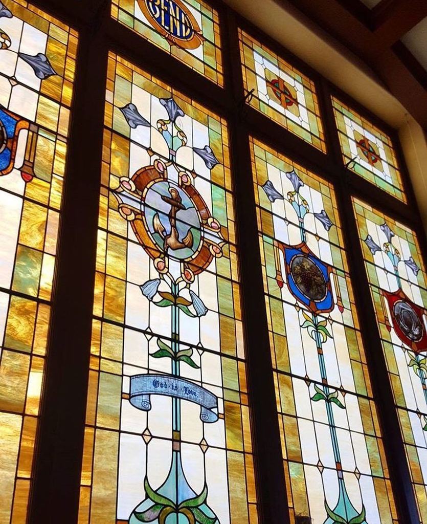 OldStoneBend's tweet photo. Imagine getting married under these 100 year old stained glass windows. (photo: @weddingsattateandtate) https://t.co/BUjmITzvSV https://t.co/XX9T2Ubocf