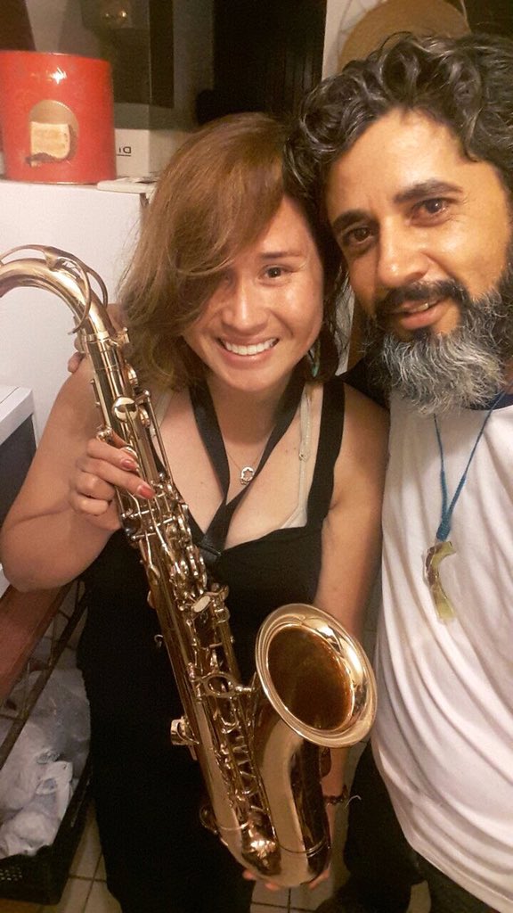 JoseEldoSilva1's tweet photo. @Nanelgmt Mais um pouquin... #MeuTalentoEh gostar disso... 
Minha amiga Lorena da Colômbia.... Ela tem talento e segurou meu sax https://t.co/flZFceAZOL