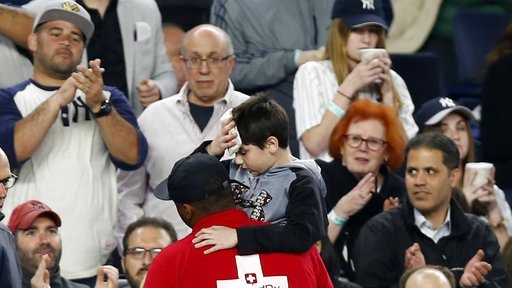 Boy struck on head by broken bat at Yankees game dlvr.it/PDklsD