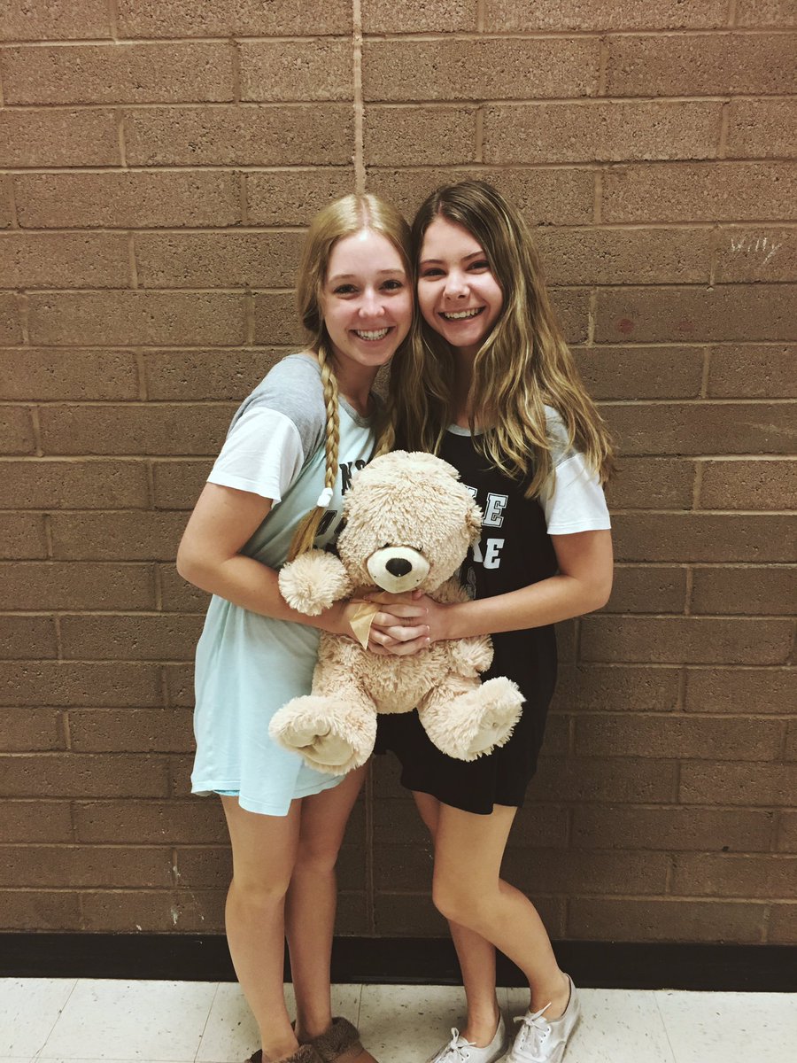 _madison1_'s tweet photo. Love my BFF☺️ #seniors2018 #spiritweek #pjday https://t.co/GVT04gt5uV