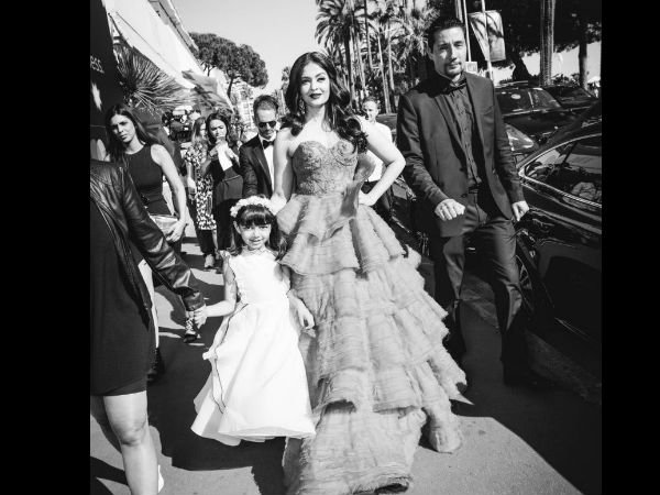 CharuFashionsIn's tweet photo. @AishwaryaRaiWeb and @LittleBachchan’s #Redcarpet #fairytale #photoshoot in #Cannes2017!!
#MotherAndDaughterLove #AwwMoment #CelebrityKids https://t.co/jby9839POH