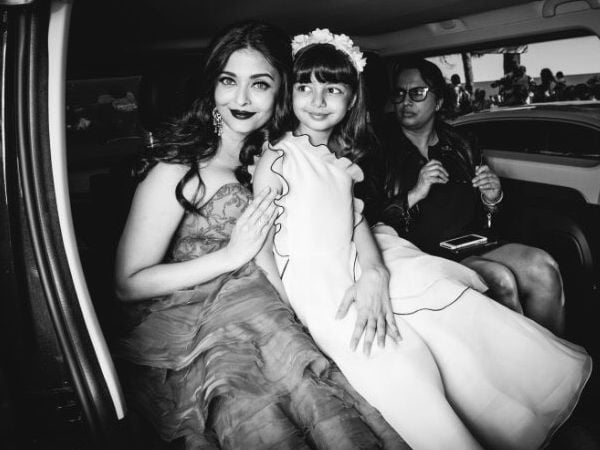 CharuFashionsIn's tweet photo. @AishwaryaRaiWeb and @LittleBachchan’s #Redcarpet #fairytale #photoshoot in #Cannes2017!!
#MotherAndDaughterLove #AwwMoment #CelebrityKids https://t.co/jby9839POH