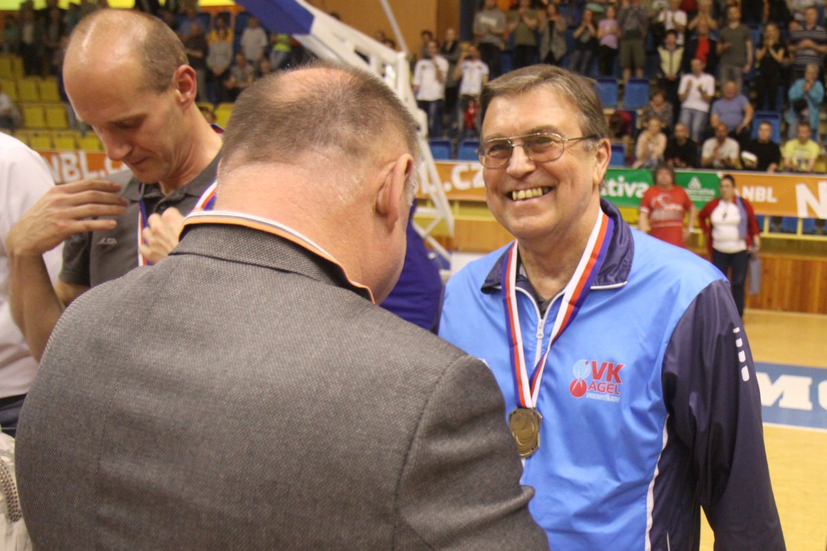 Ohlédnutí za ziskem 9. titulu: Lékař Pavel Navrátil (vpravo) je jediným členem realizačního týmu VK, který byl u všech trofejí Prostějova.