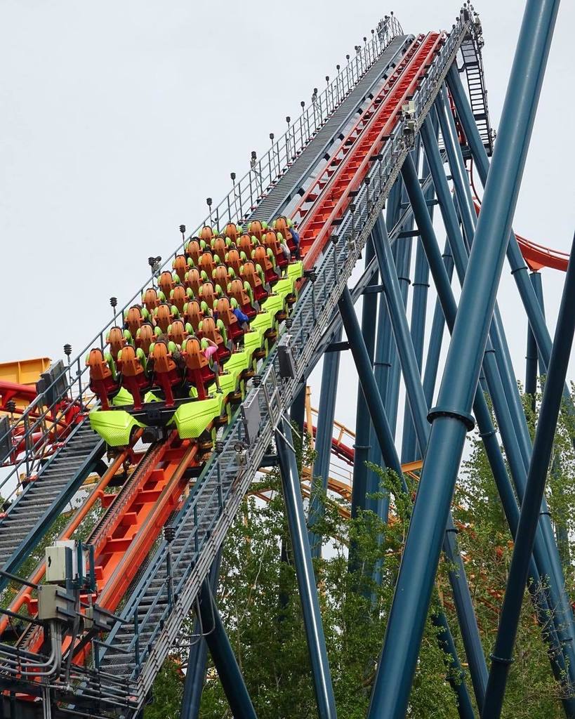 BehindThrills's tweet photo. @cedarpoint #rollercoaster #themepark #ohio #cedarpoint #bmcoaster #rollercoaster 📸 credit by: Donald J. Watrous https://t.co/h3ZBDJhjZL