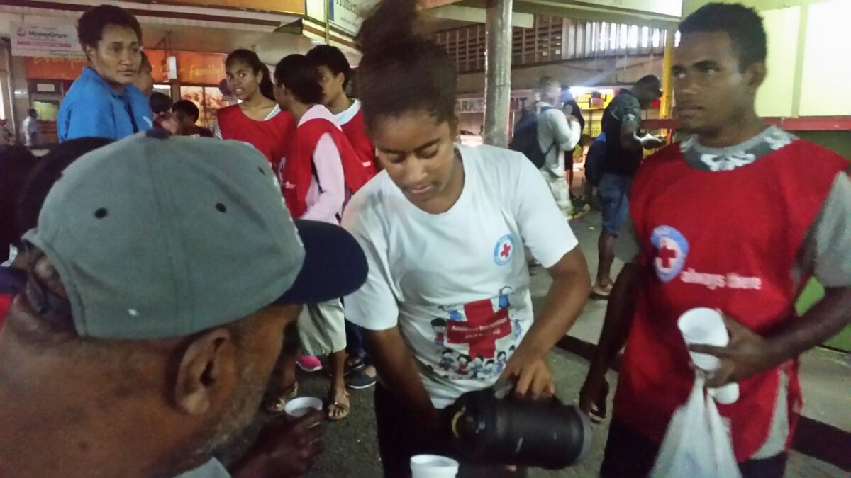 IFRCAsiaPacific's tweet photo. Tonight, 20 @FijiRedCross volunteers from the #Suva branch provided food &amp; hot drinks to the homeless for their monthly 'Street Tea'. #Fiji https://t.co/JAzjSoGBEZ