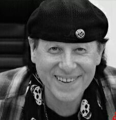 Happy Birthday Klaus Meine one of the best Hardrock and Heavymetal Singers in this fucking world I love You 