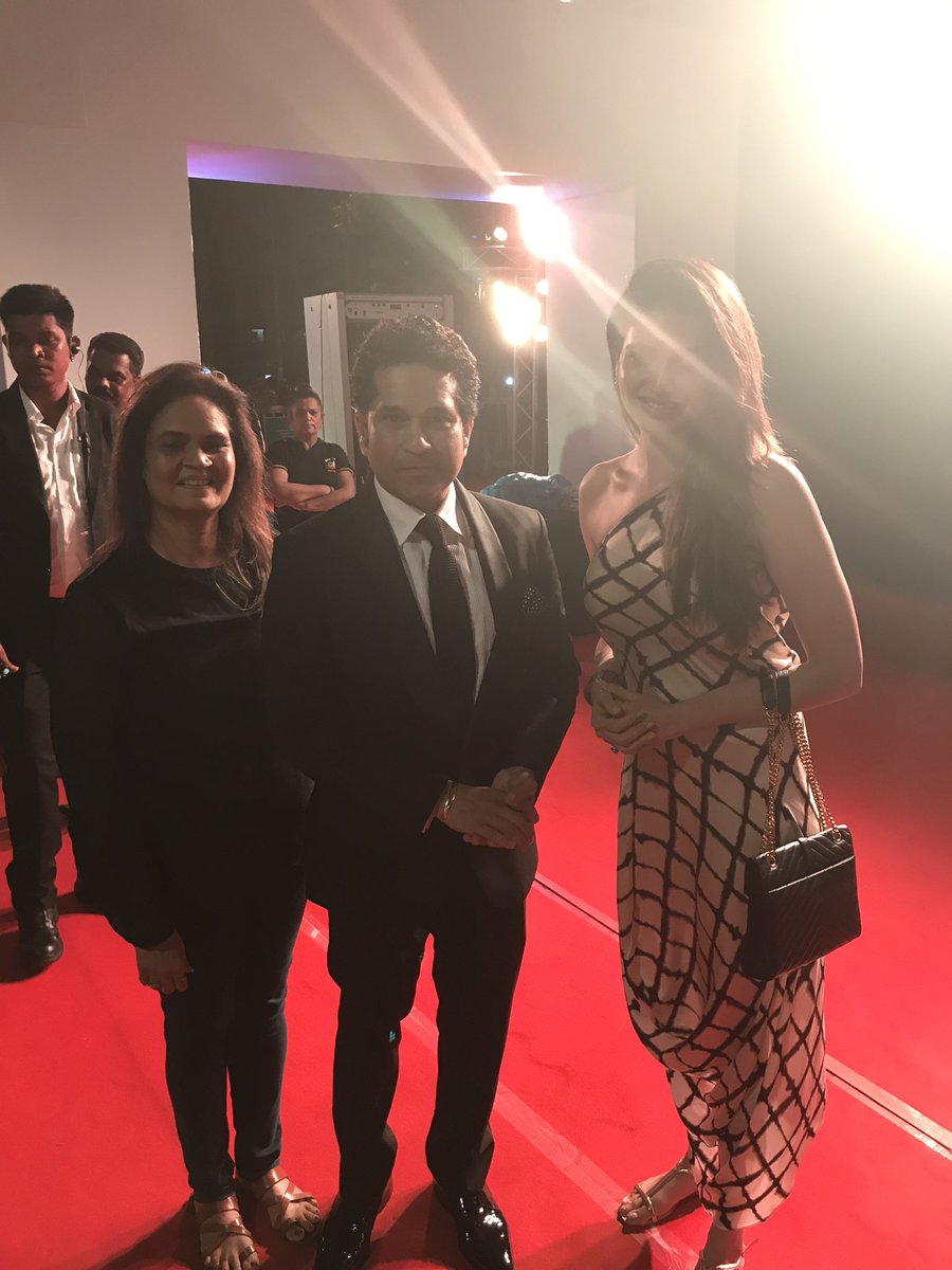 KARISHMAK_TANNA's tweet photo. Can't express in words meeting this living legend!He isn't just a person, he's an emotion.India's emotion! congratulations @sachin_rt  🙏 https://t.co/sFNfZFDOwX