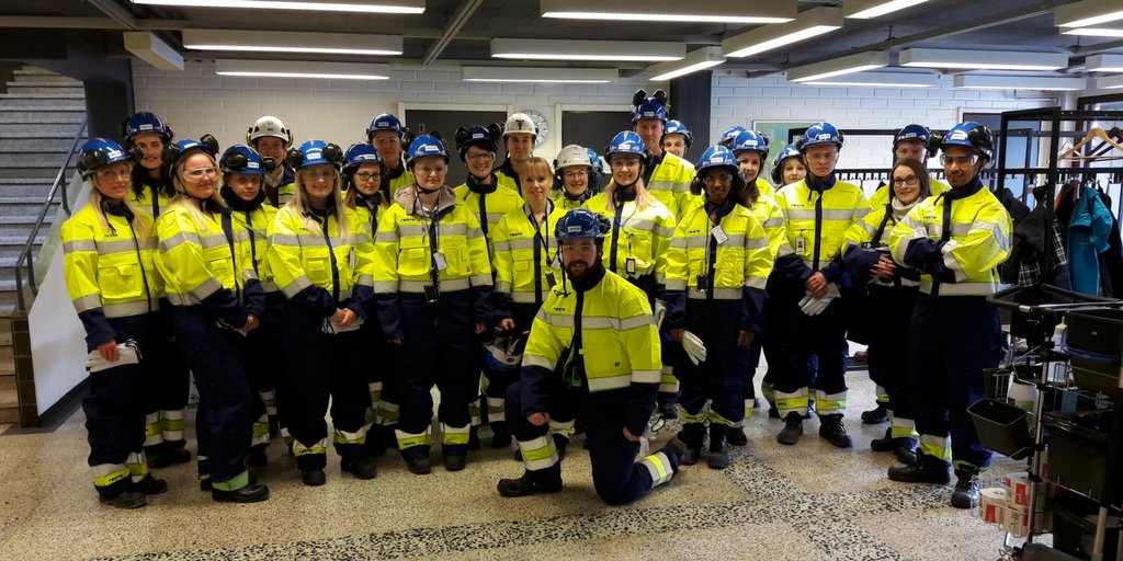 NesteGlobal's tweet photo. Here's a little sneak peak to #NesteLife! Our #YoungRefiners getting hands-on at Porvoo and visiting our renewable diesel unit 🙌 https://t.co/bNLnezGupd