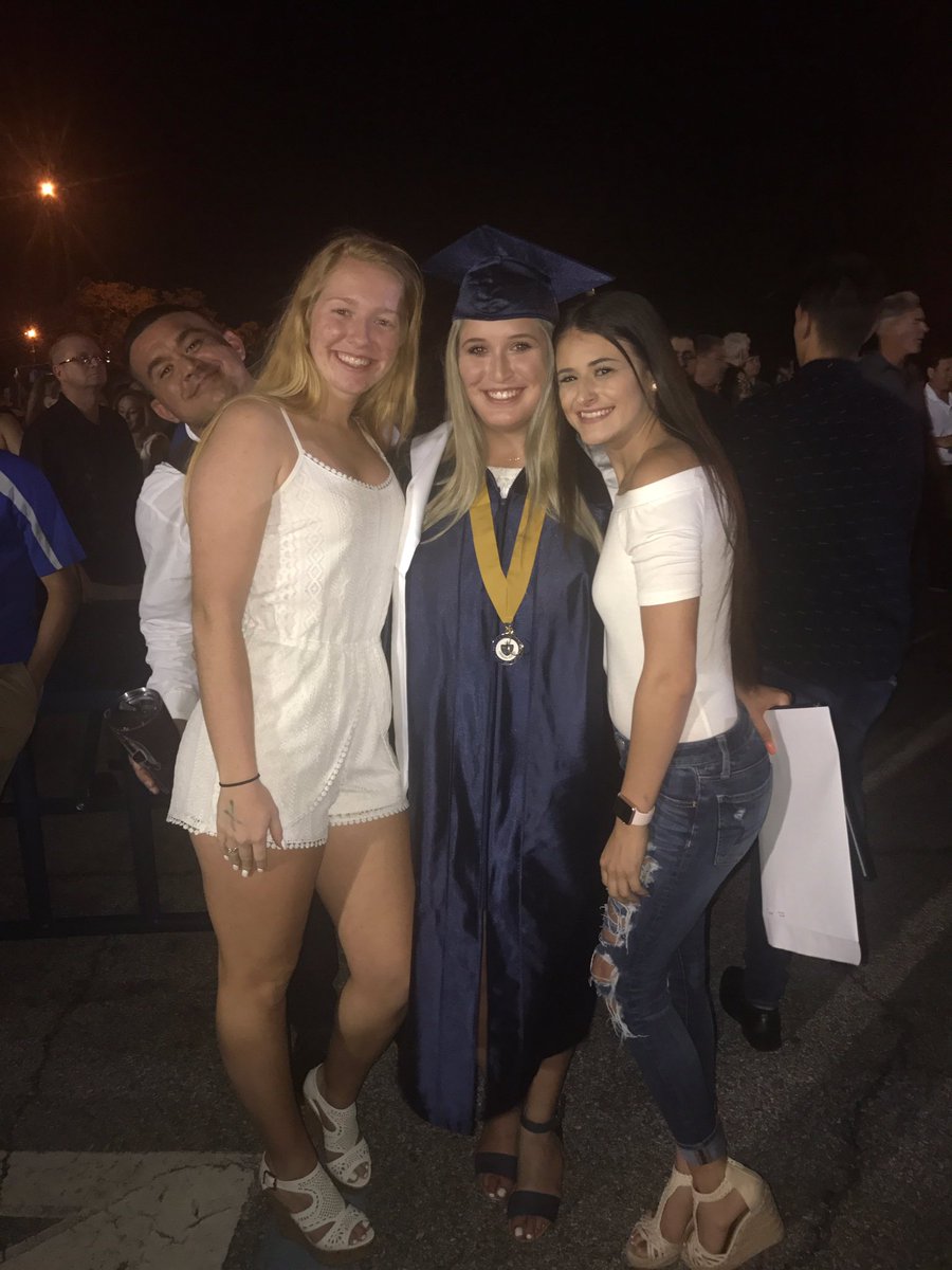 makennamarie99's tweet photo. c/o 2017💙🎓 https://t.co/wLBlTZ1X5U