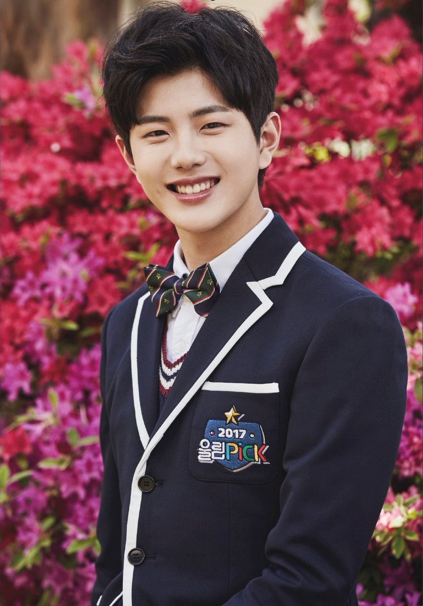 house_bobo's tweet photo. 💐골든차일드 보민이 데뷔 축하 이벤트💐

골든차일드가 데뷔하게 되어서 정말 행복하고
보민이가 꽃길만 걸을 수 있도록 많은 사랑 부탁드립니다👼💕
RT하고 가시면 추첨을 통해 맛있는 반반치킨을 드립니다~🎁

#골든차일드 #보민 #Golden_Child https://t.co/jbvJWBKC7r