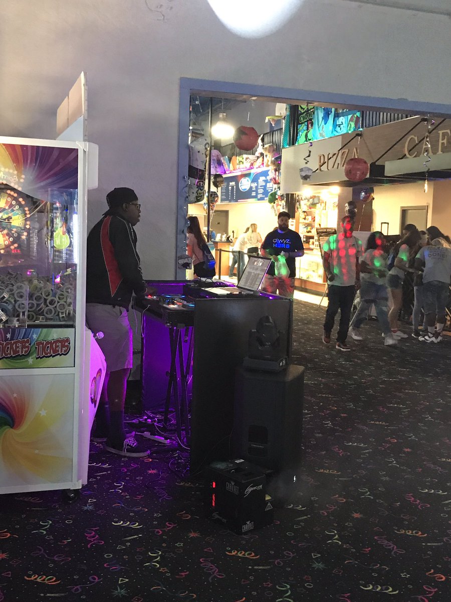 FHH_FalconFury's tweet photo. THANK YOU, #ProjectGrad moms for putting together such a #FalconAwesome event for our #Classof2017 graduates!!! 🎉😎🎓 @DianeLampi https://t.co/G2kNUrtdaf