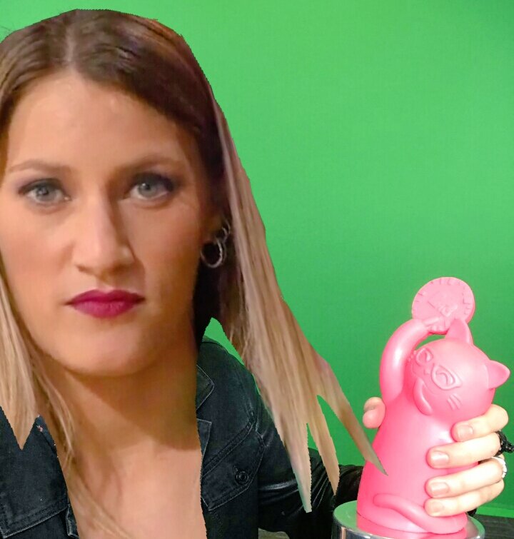 gabiuruwhy's tweet photo. Esta es Micaela con su gatito rosa. Que nadie me venga a decir que es un montaje. 😒 
#MTVINSTAARVICICONTE
#PREMIOSMTVMIAW https://t.co/SNXYV7qXqi