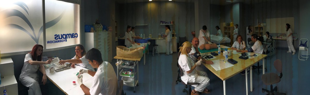 Ayer nuestros alumn@s prepararon el video para su graduación...Preparados , listos....grabando!!!!! #CampusFormaGR#graduacion2017