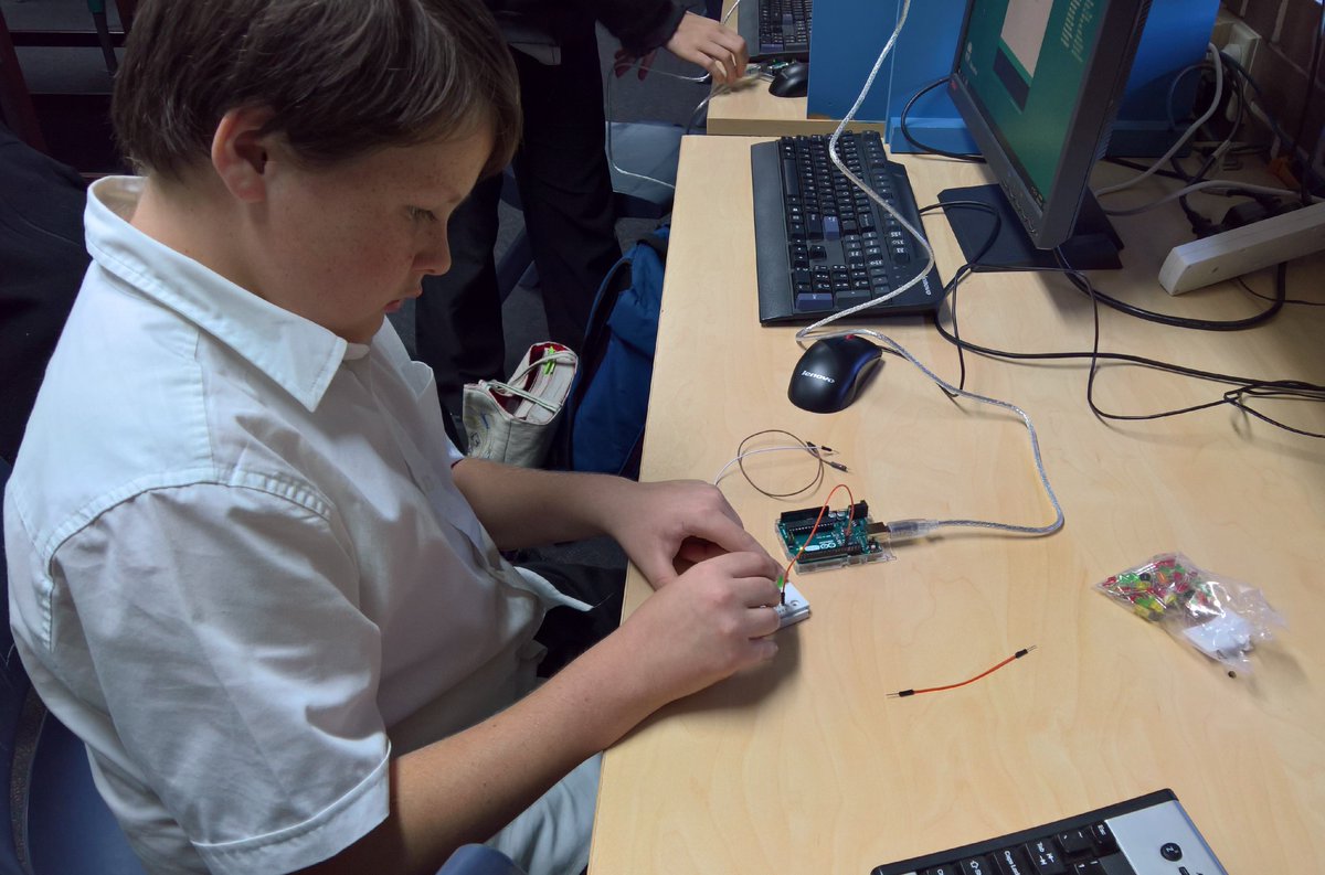 EVHS_STEM's tweet image. After school computer club. Programming with the Arduino @arduino @EaglevaleHS #codingclub #stemed