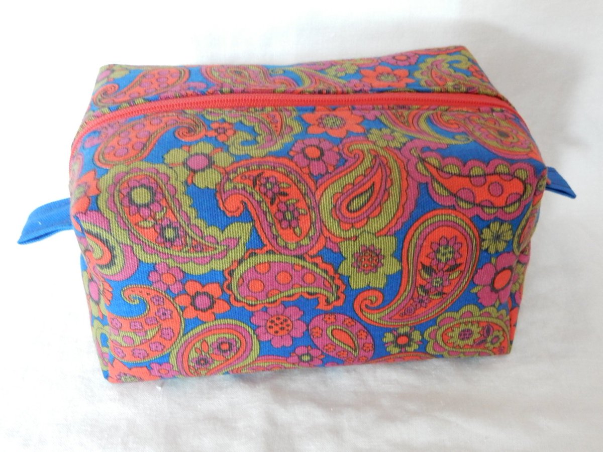WVMountainShine's tweet photo. Zippered Box Pouch Handmade with Vintage Paisley Fabric https://t.co/MpWiZqfkXH #Etsy #BoxyPouch https://t.co/Sm4G3C8Pyy