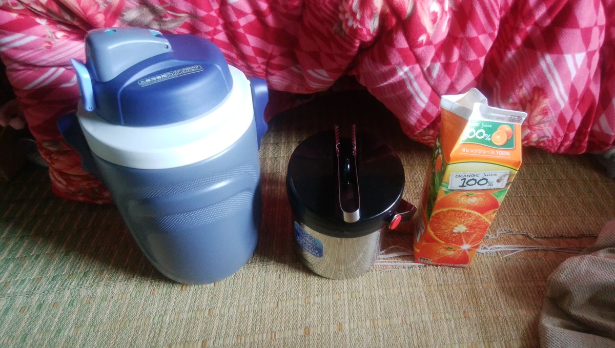 いゆー サーモスのでっかい水筒と保温アイスペールを買ったんだけど 水筒は2 6ℓだからめちゃくちゃでかい ほんとにでかい 右の オレンジジュースを目安にしてね