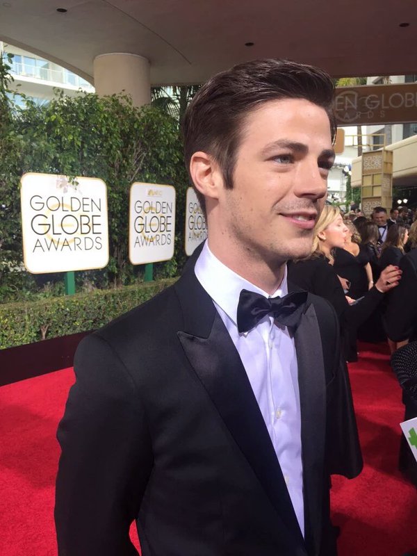 skzlivsung's tweet photo. Grant gustin usando traje es una hermosa obra de arte que nunca podré dejar de amar https://t.co/qbc4vUipen