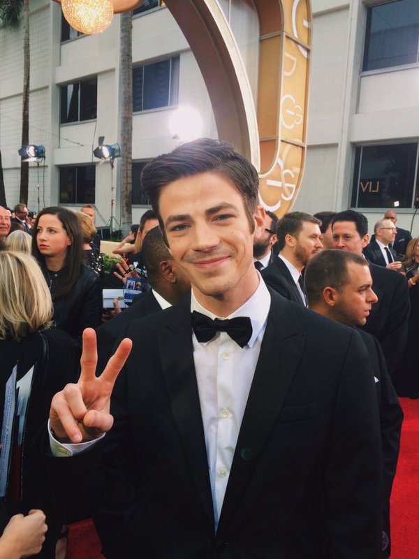 skzlivsung's tweet photo. Grant gustin usando traje es una hermosa obra de arte que nunca podré dejar de amar https://t.co/qbc4vUipen