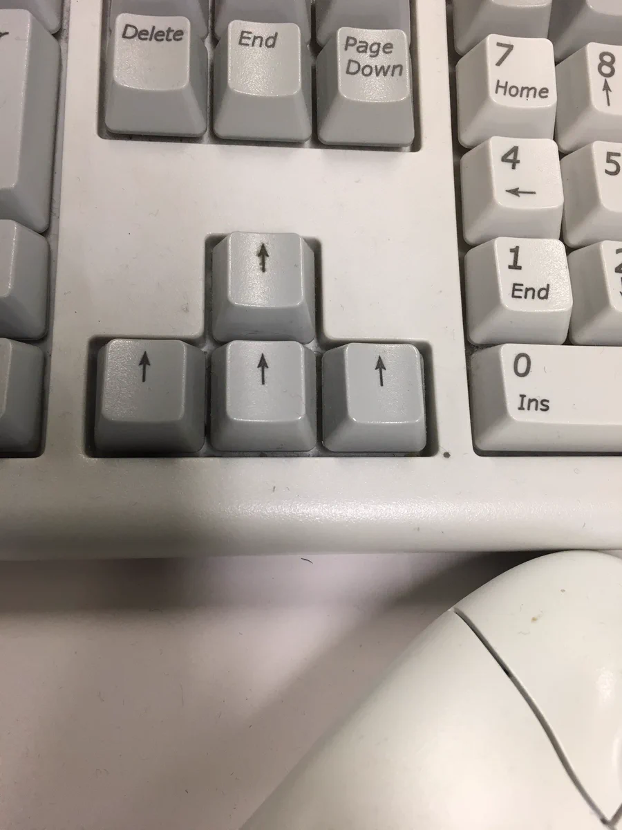誰だイタヅラしたのは！！キーボードの矢印キーが上昇志向が強すぎる感じになってるじゃんww