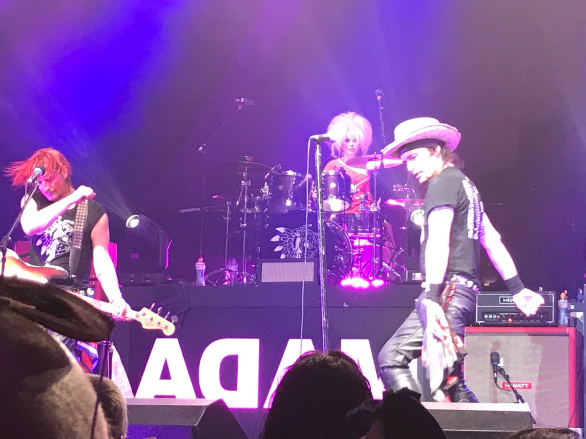 fivegods1's tweet photo. @adamaofficial &amp; his ace band totally smashed it last night at Watford #Adamant https://t.co/WKPtgTRUty