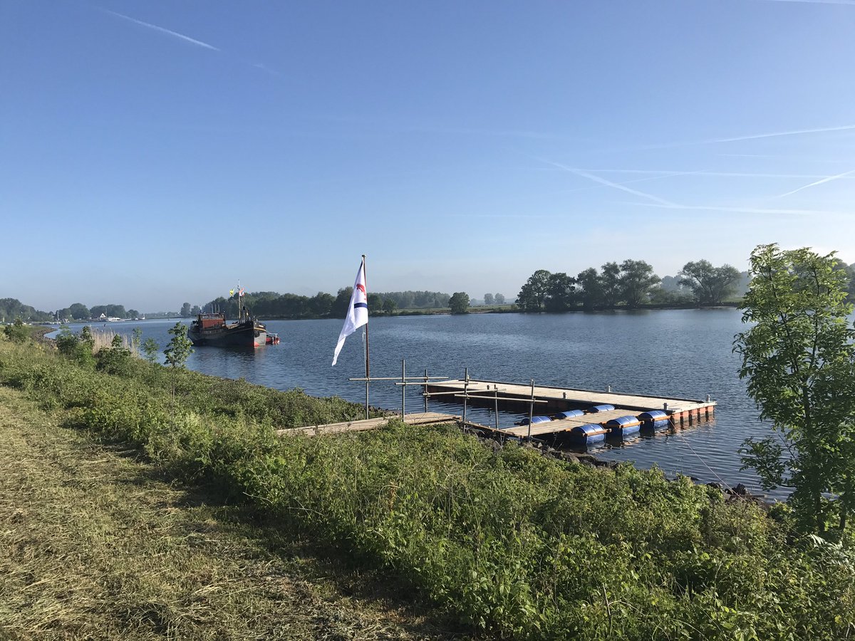 paulajorritsma's tweet photo. rivier ligt er gastvrij bij @staylesrc @keesvanvugt is ook al wakker en het weer werkt geweldig mee! #roeien @gmteWoudrichem https://t.co/3mGTZTcBis
