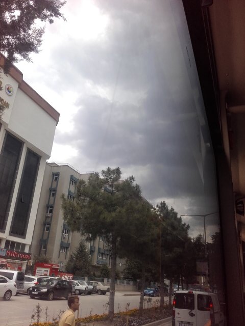 Cübbeleri çıkarıp yagmurlukları giyin mezuniyette gelenek yine bozulmadı yagmur geliyooorr ..