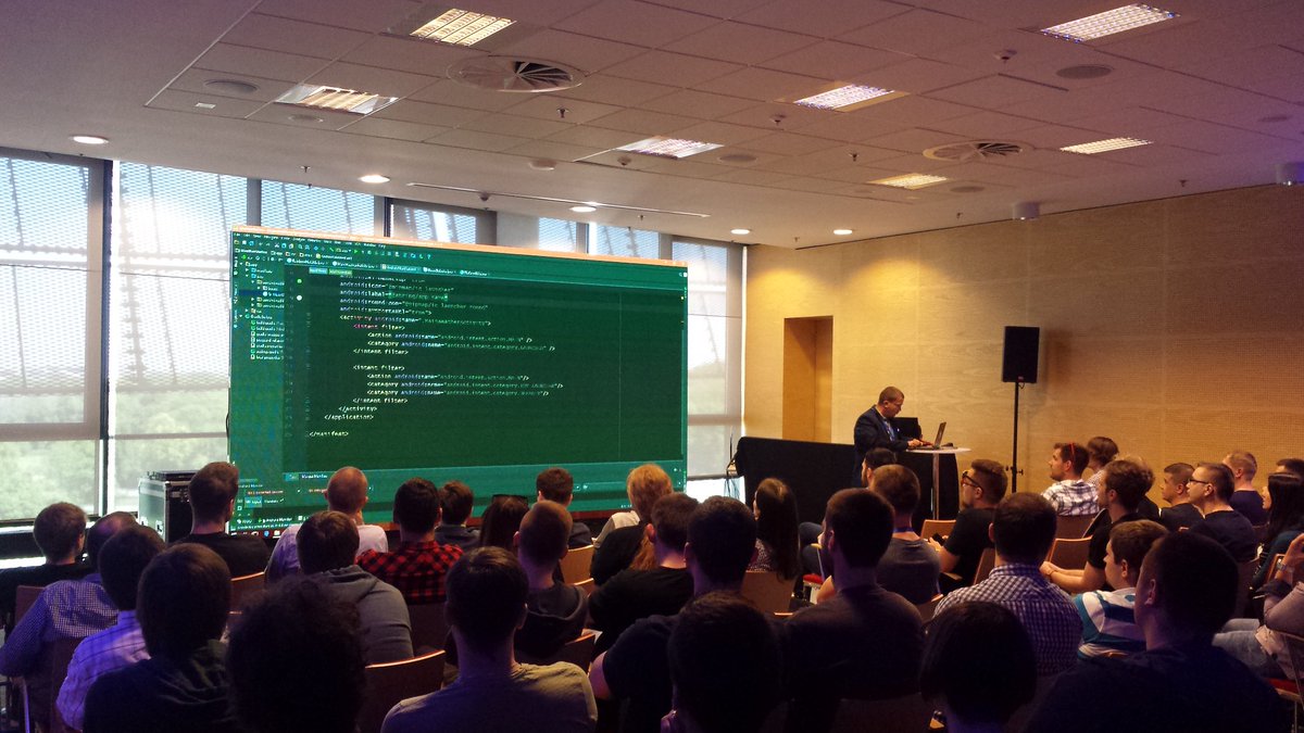 Sorigo_pl's tweet photo. Dużo przykładowych kodów na prelekcjach - szkoda, że wyświetlacze nie dają rady. @code_europe poprawcie to w przyszłości. #code_europe https://t.co/h3ES16fw4G
