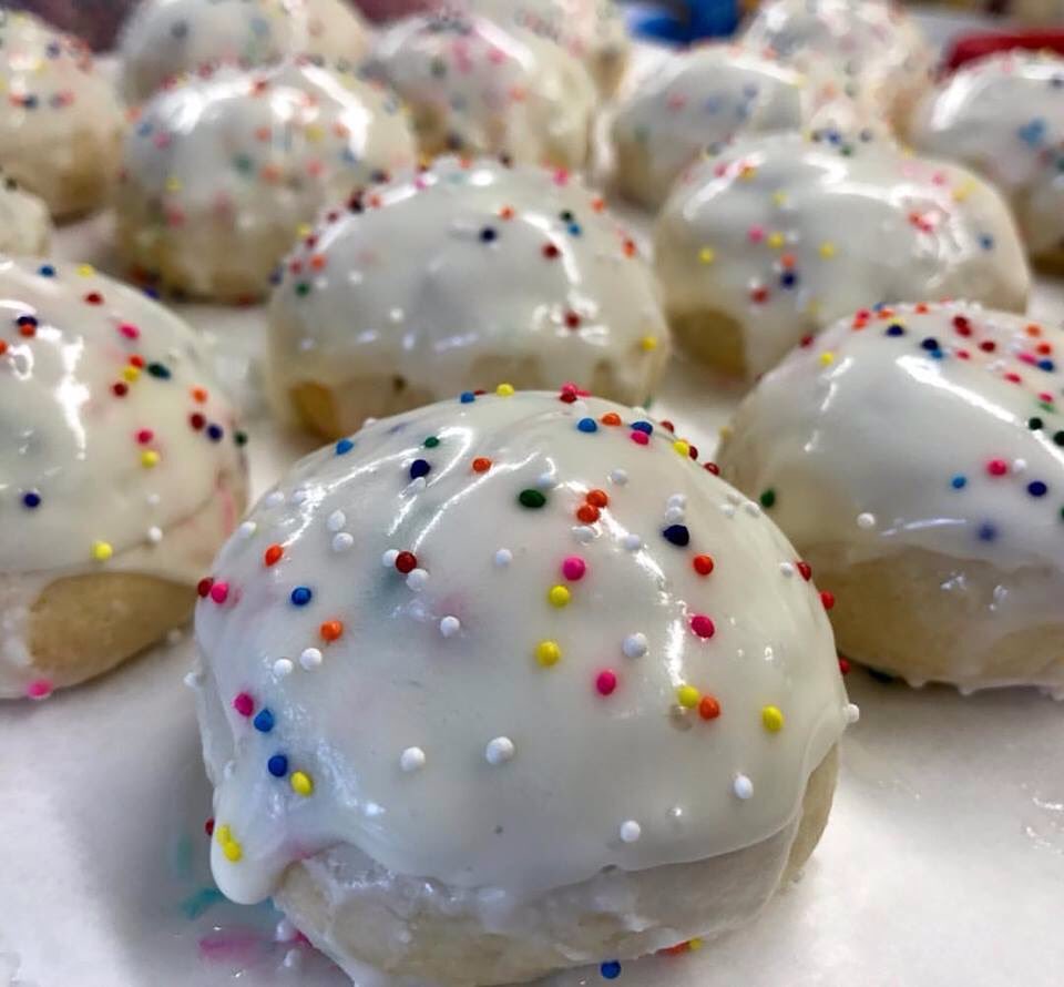 QueensCups's tweet photo. Working on some #futuretqc deliciousness #italiancookie #macaroon https://t.co/idIcUJxymK