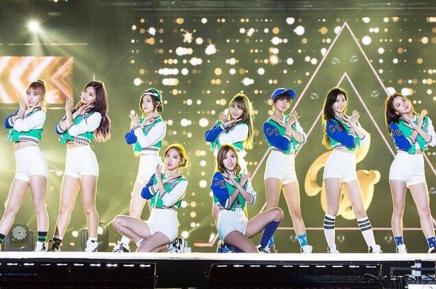 Концерт айдолов в корее. Блэк пинк 2023. Айдол бтс концерт. Бтс концерт 2018. Джиен кпоп.
