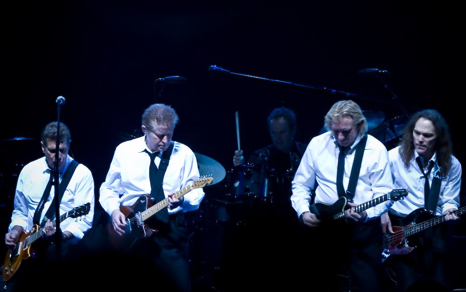 hitnoteringen's tweet photo. Hotel California nummer 1 in Top 200 van de Jaren Zeventig https://t.co/VrQnmymzoK https://t.co/Ao2LDN2ROi