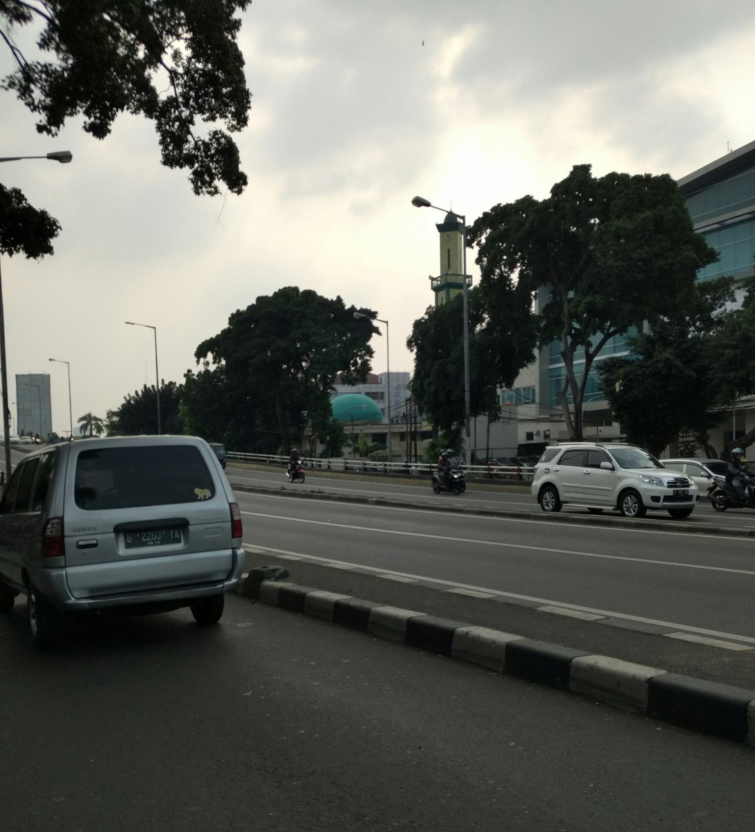 heyyyairsss's tweet photo. Flyover Kp. Melayu arah Basuki Rahmat ke Tebet ditutup. Macet total mulai Pasar Prumpung. Stay safe #SafetyCheckJakarta #bomkampungmelayu https://t.co/U7fvllGDMp