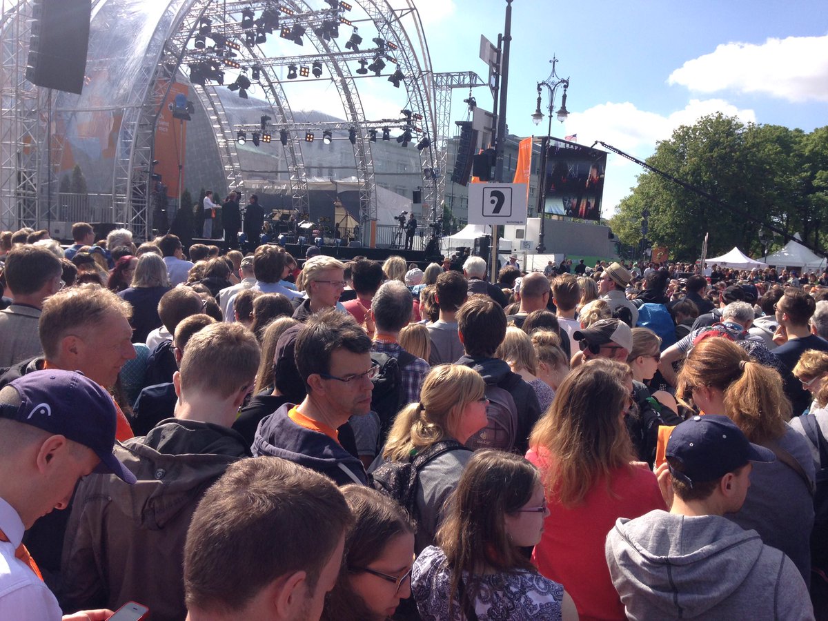 Ausschlafen am Feiertag? Nicht, wenn #Obama in #Berlin auftritt. #earlybird #DEKT17 #kirchentag