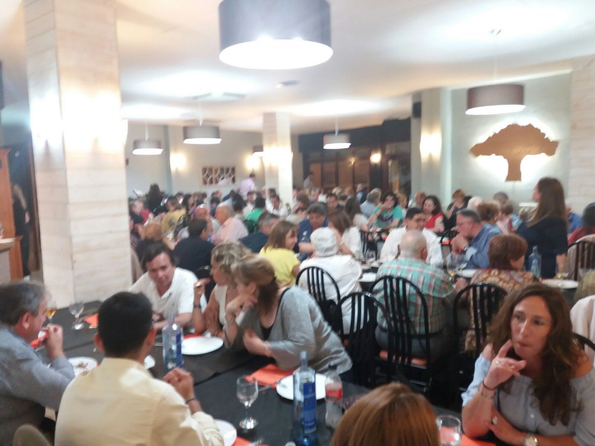 villajosrodrigu's tweet photo. Anoche @PopularsPaterna con @carmencontelles @GrupoPPDival
Lujazo disfrutar junto a l@s afiliad@s
#FentComarca
#FentProvíncia
#FentPartit https://t.co/rlRWQTXpUW